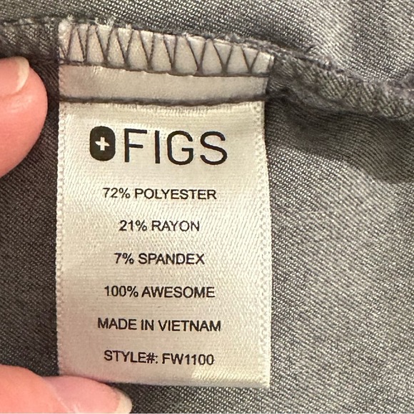 FIGS Casma™ Three-Pocket Scrub Top in Graphite - Picture 7 of 10